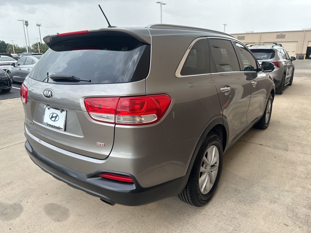 Thumbnail: 2017 Kia Sorento - 4
