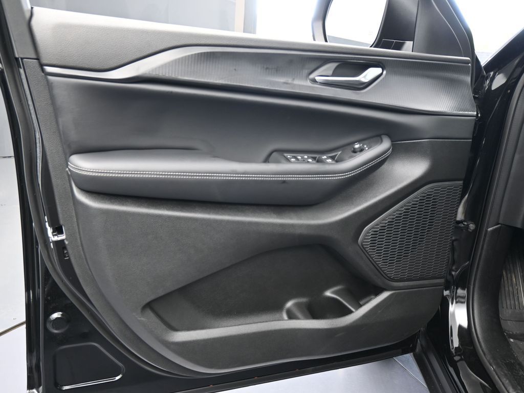 New 2026 Diamond Black Crystal Pearlcoat Jeep Laredo image 23