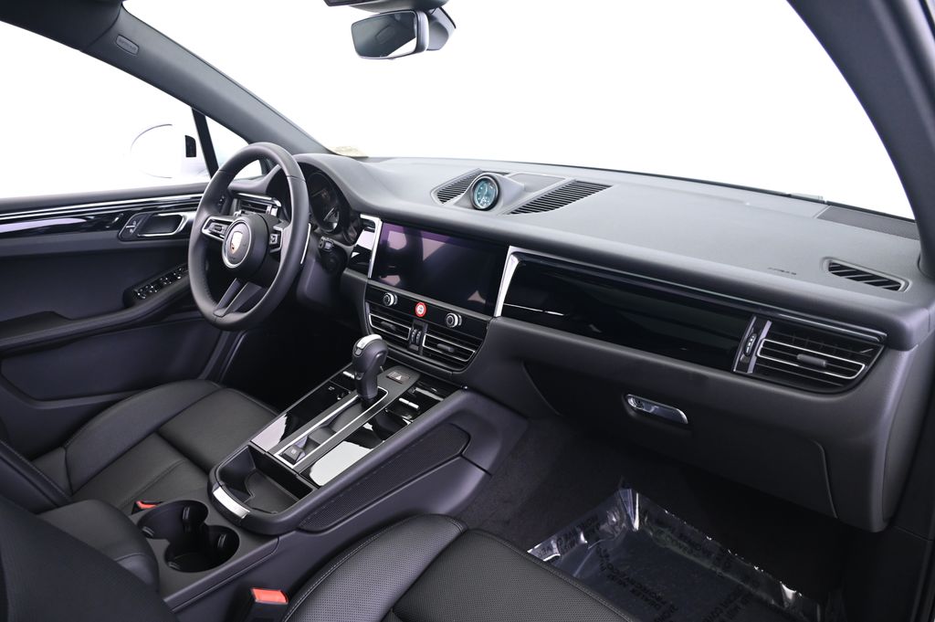 Thumbnail: 2025 Porsche Macan - 27