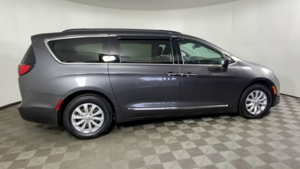 2017 Chrysler Pacifica Touring L 9