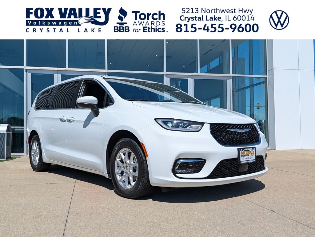 Bright White Clearcoat 2023 Chrysler Pacifica Minivan Front-Wheel Drive 9-Speed Automatic
