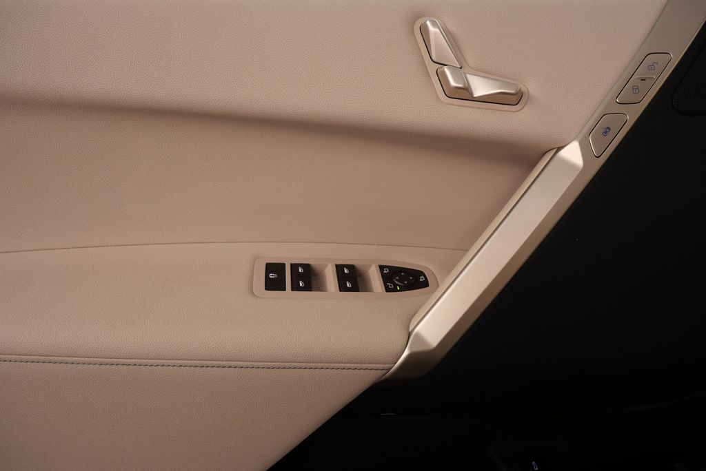 2025 BMW iX xDrive50 10