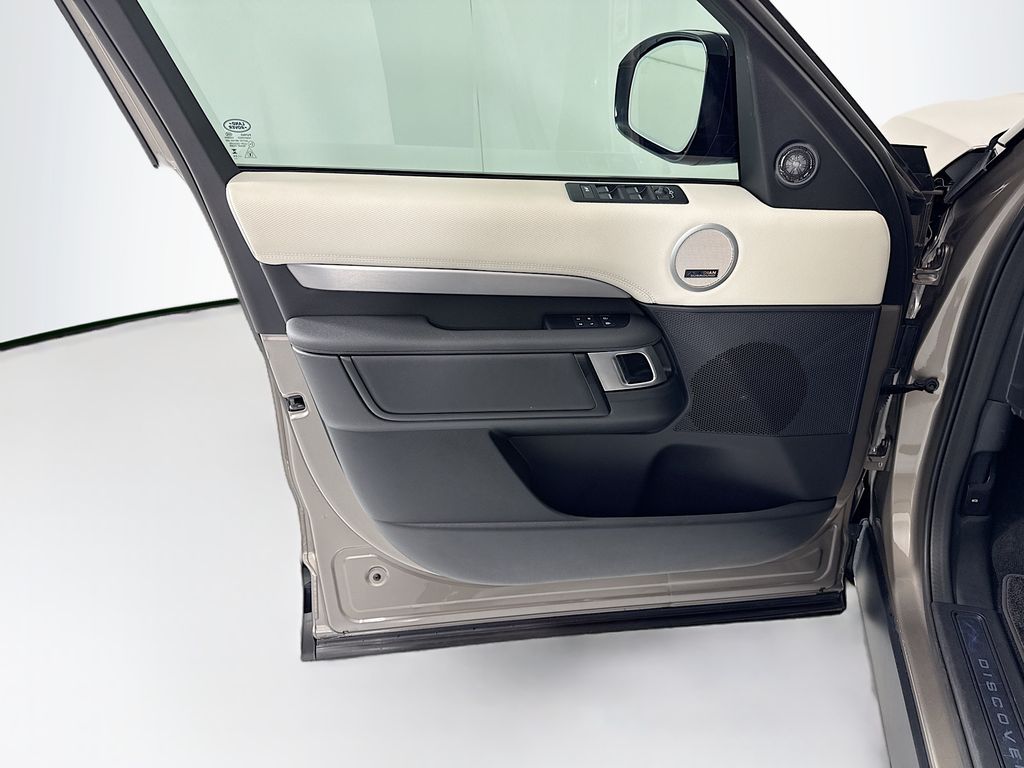 Thumbnail: 2025 Land Rover Discovery - 25