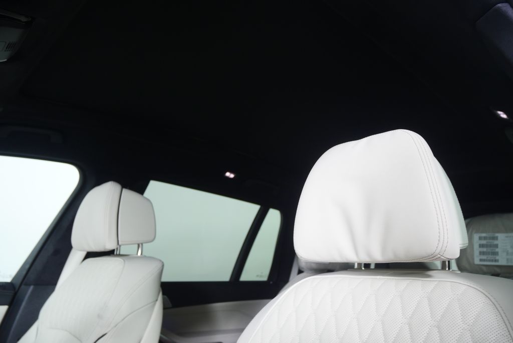 Thumbnail: 2026 BMW X7 - 12