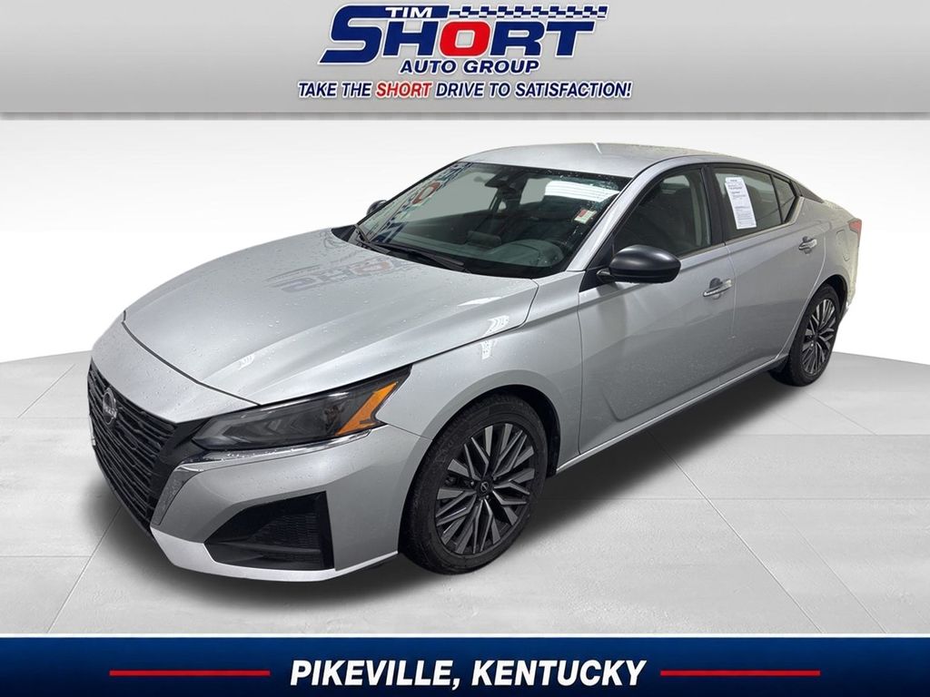 Brilliant Silver Metallic 2024 Nissan Altima Sedan Front-Wheel Drive Continuously Variable Transmission