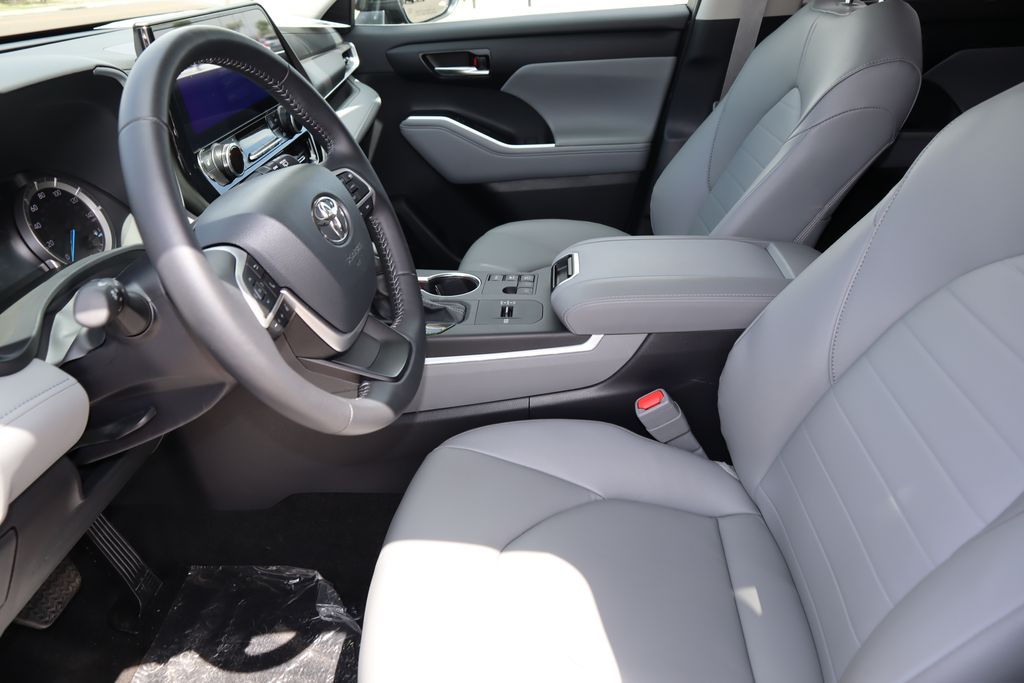 2025 Toyota Highlander XLE 18