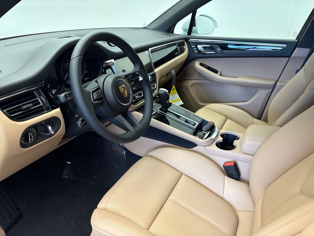 Thumbnail: 2026 Porsche Macan - 5