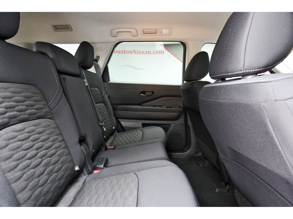 2025 Nissan Pathfinder S - 11