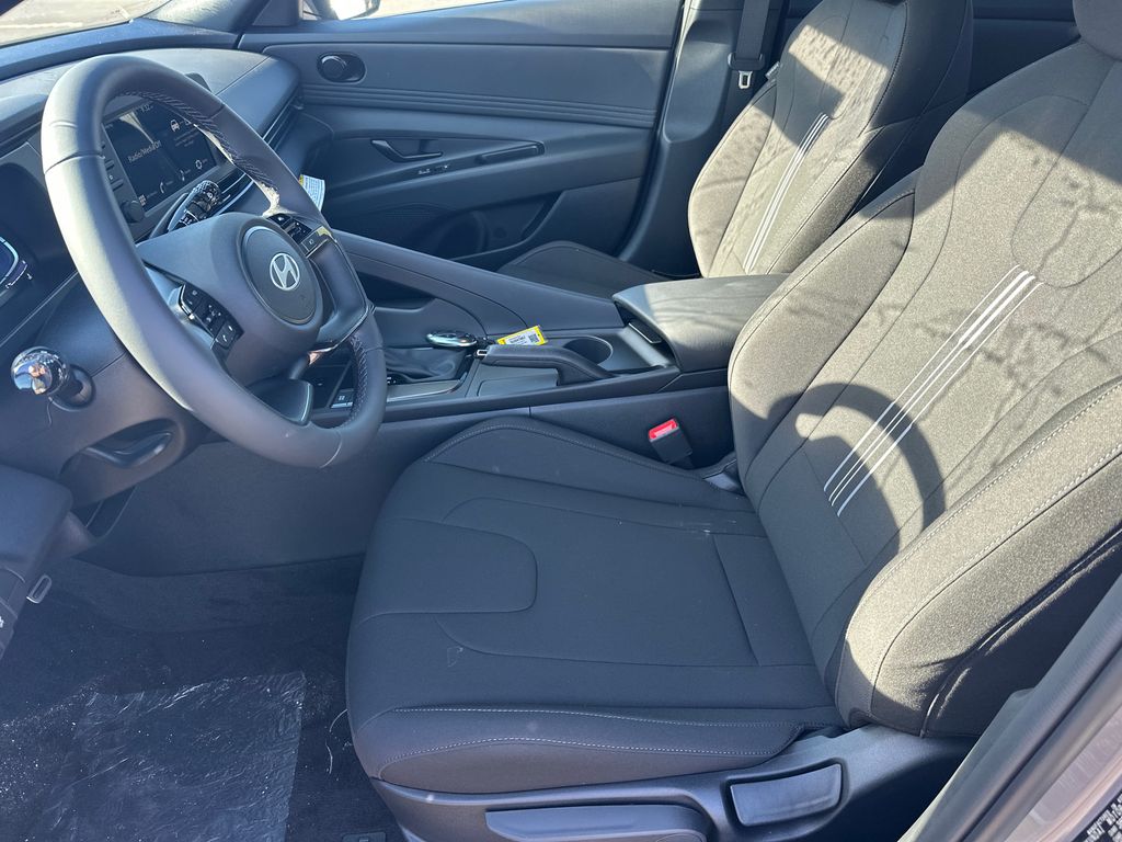 Used 2025 Silver Hyundai SEL Sport image 9