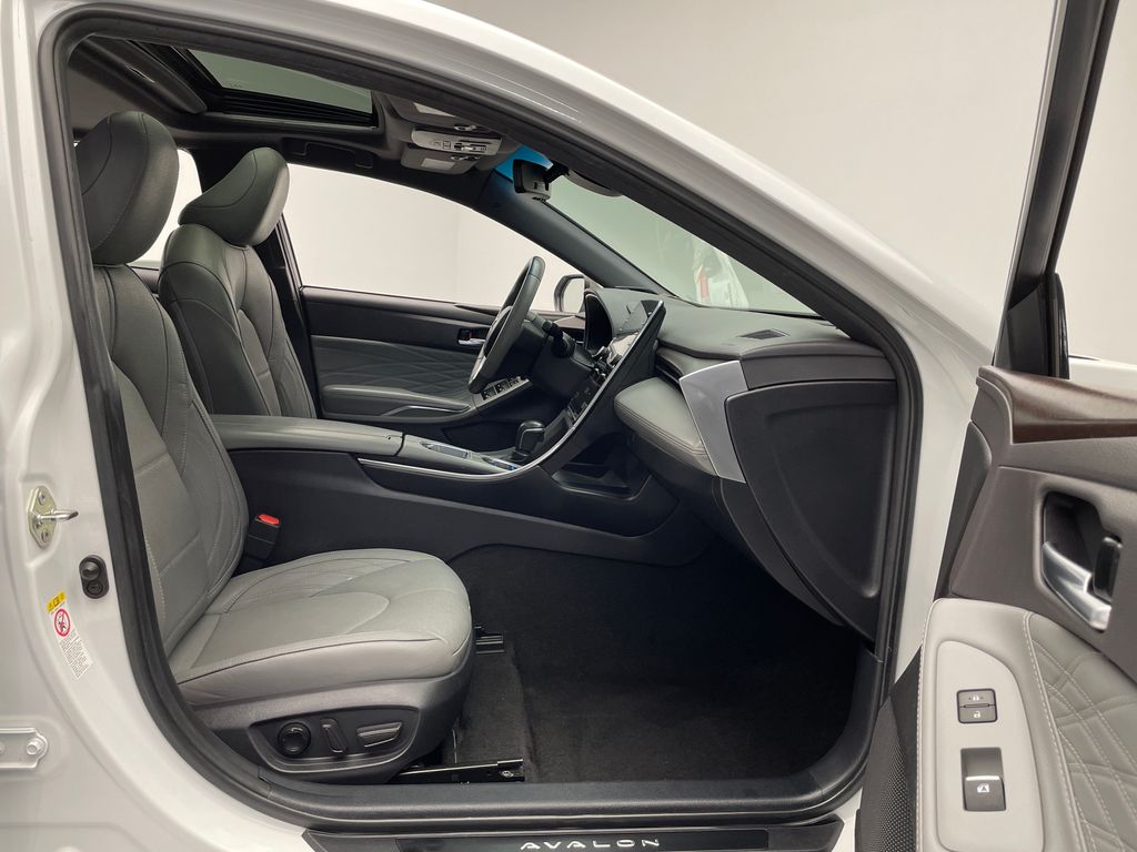 Thumbnail: 2019 Toyota Avalon - 17