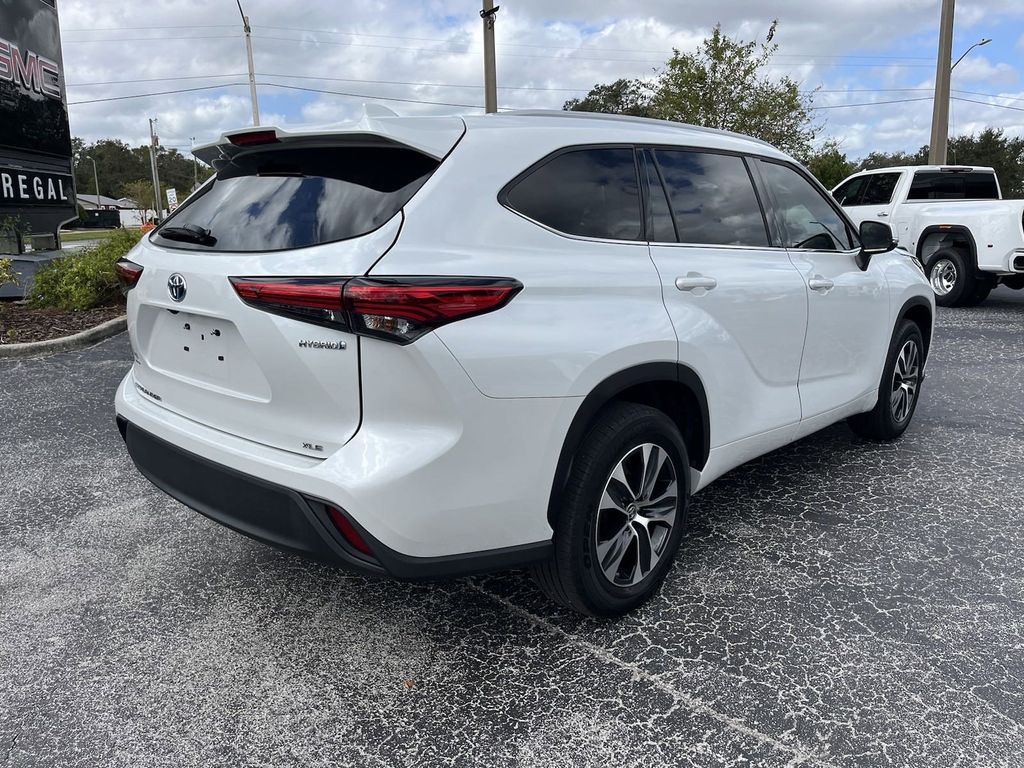 2022 Toyota Highlander Hybrid XLE 5