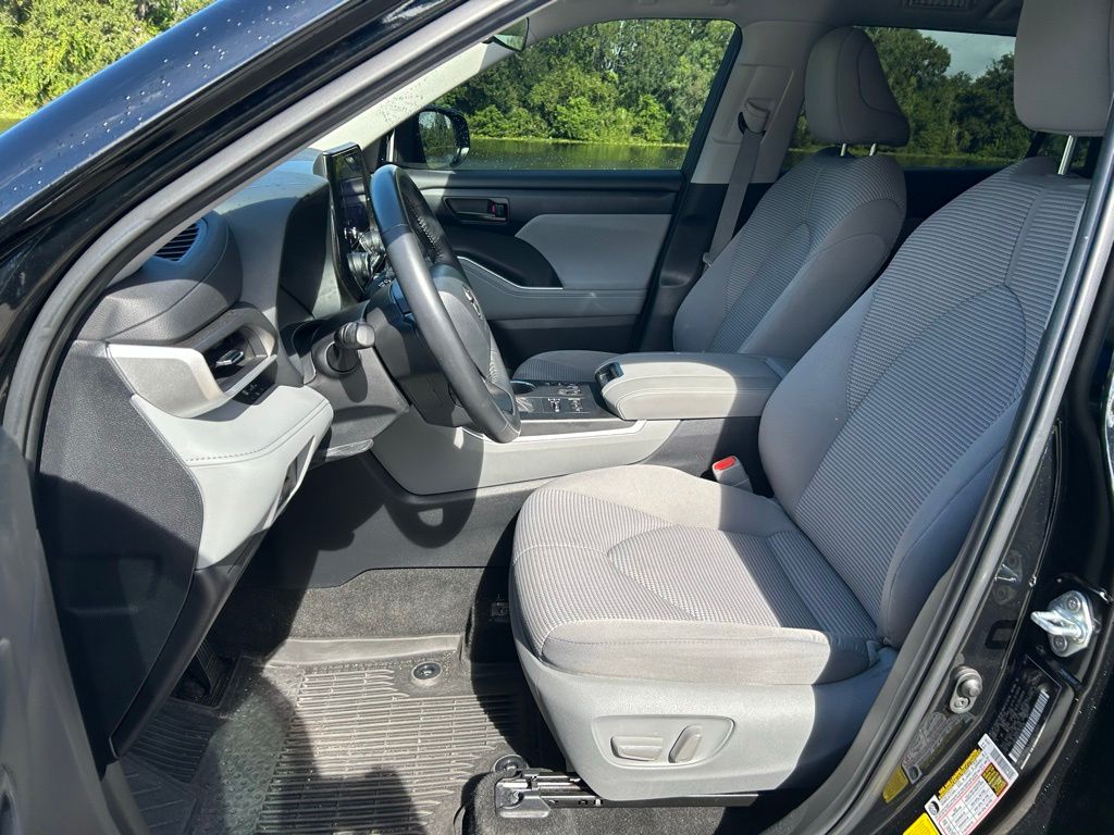 Thumbnail: 2023 Toyota Highlander - 15