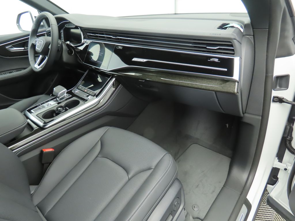 Thumbnail: 2025 Audi Q8 - 18