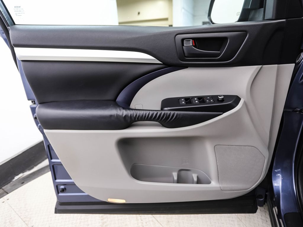Thumbnail: 2016 Toyota Highlander - 9
