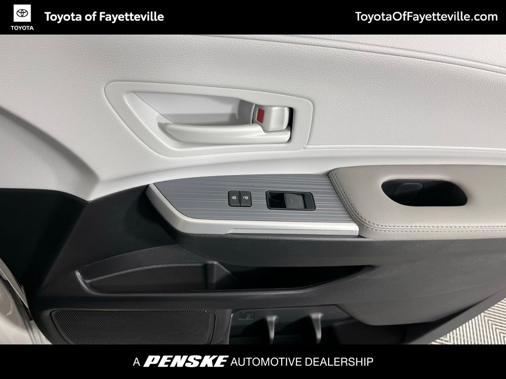 2025 Toyota Sienna LE 22