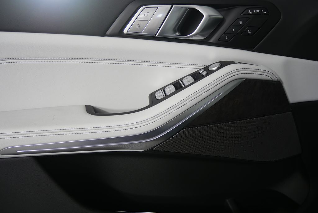 2026 BMW X7 xDrive40i 8