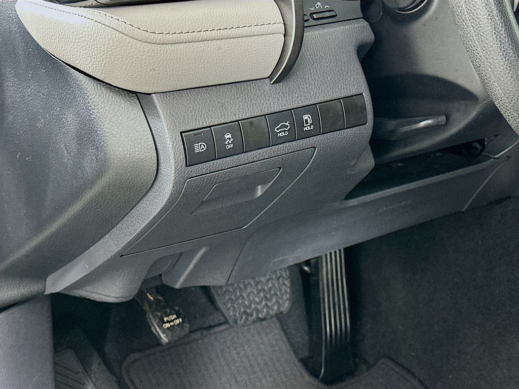 Thumbnail: 2022 Toyota Camry - 10