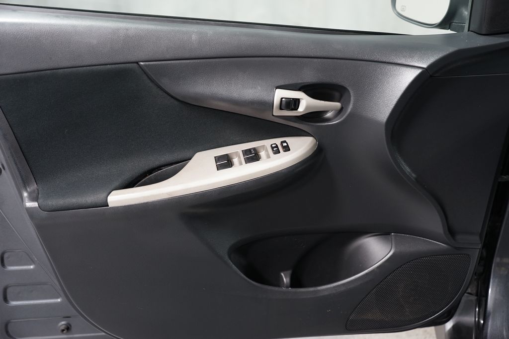 Thumbnail: 2013 Toyota Corolla - 24