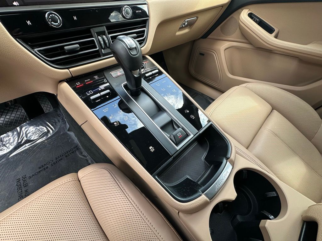 Thumbnail: 2026 Porsche Macan - 29