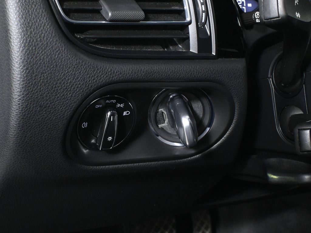 Thumbnail: 2023 Porsche Macan - 30