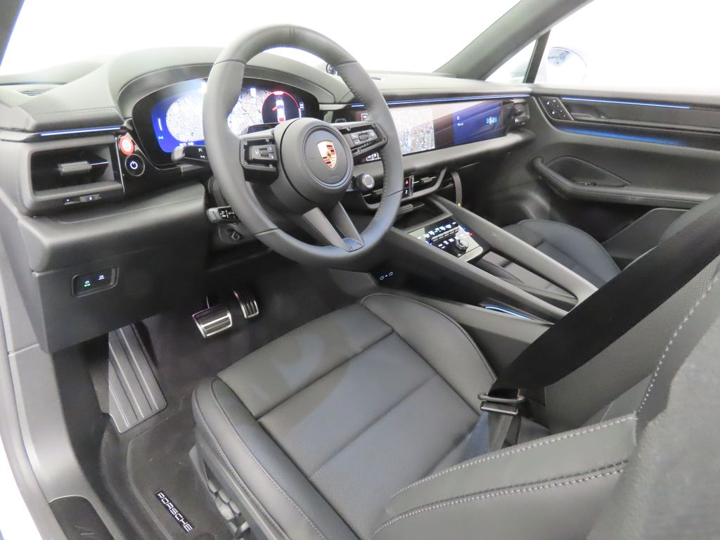 Thumbnail: 2026 Porsche Macan - 4