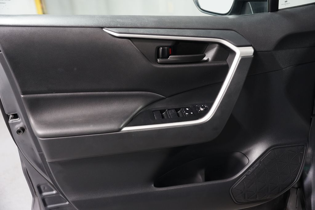 2021 Toyota RAV4 LE 27