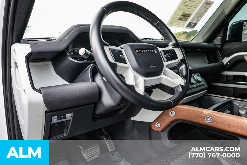 Used 2022 White Land Rover X-Dynamic SE image 24