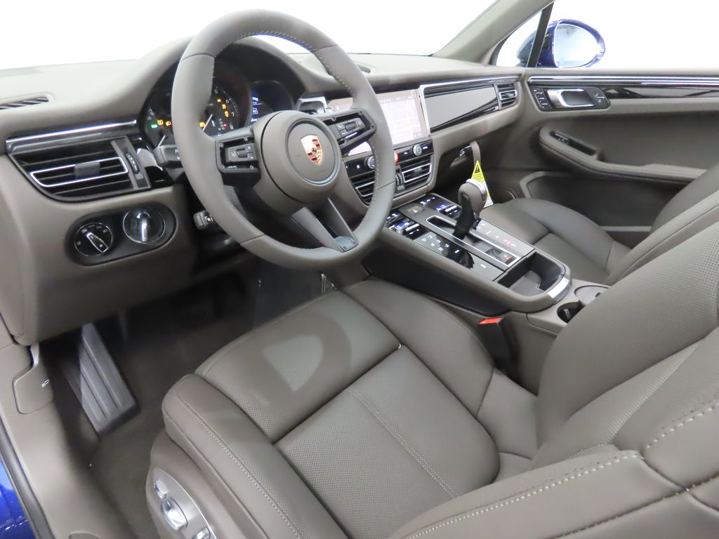 Thumbnail: 2026 Porsche Macan - 4