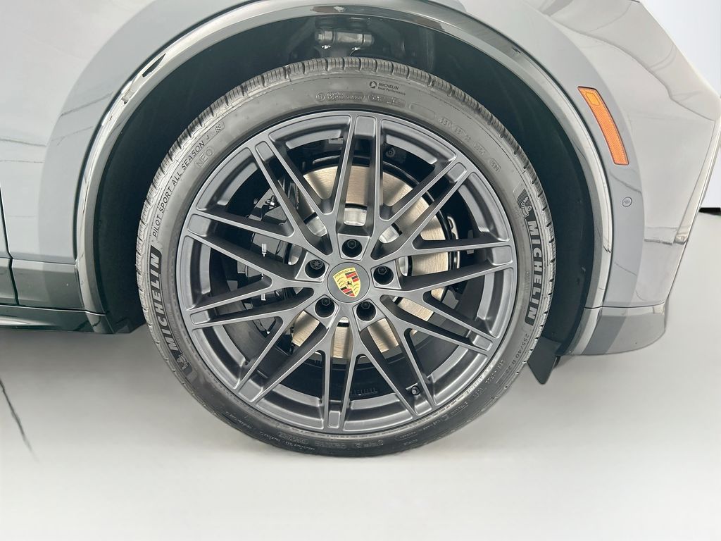 Thumbnail: 2026 Porsche Macan - 32