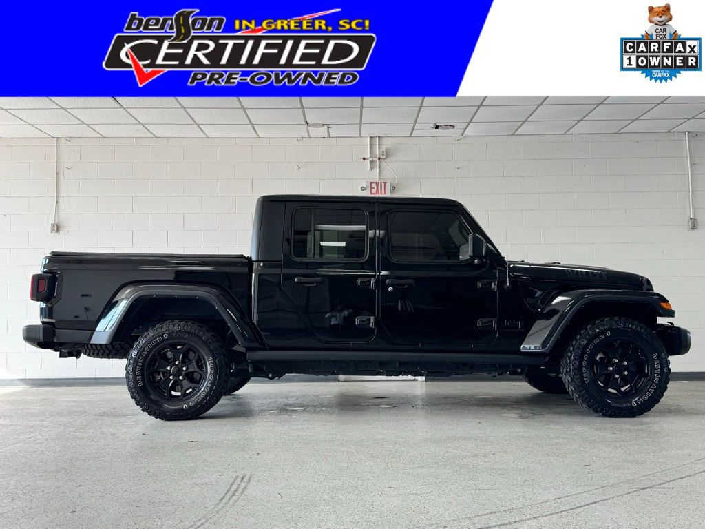 Black Clearcoat 2022 Jeep Gladiator Willys Crew Cab 4WD Pickup Truck Four-Wheel Drive 8-Speed Automatic