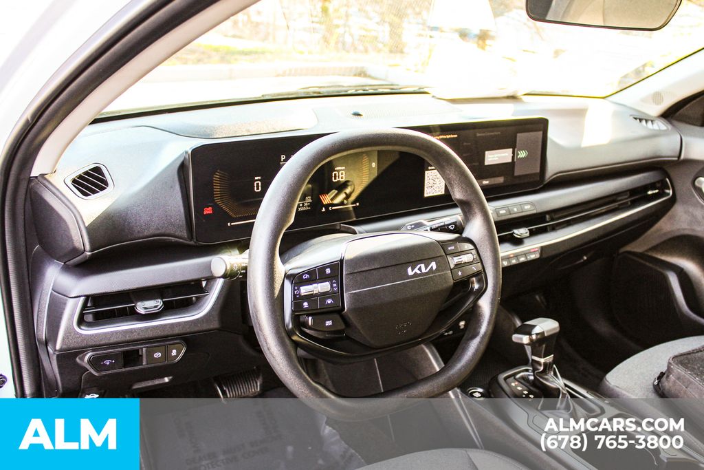 Used 2025 White Kia LXS image 31