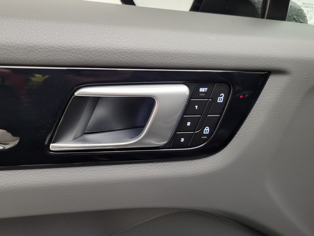 Thumbnail: 2022 Porsche Cayenne - 28