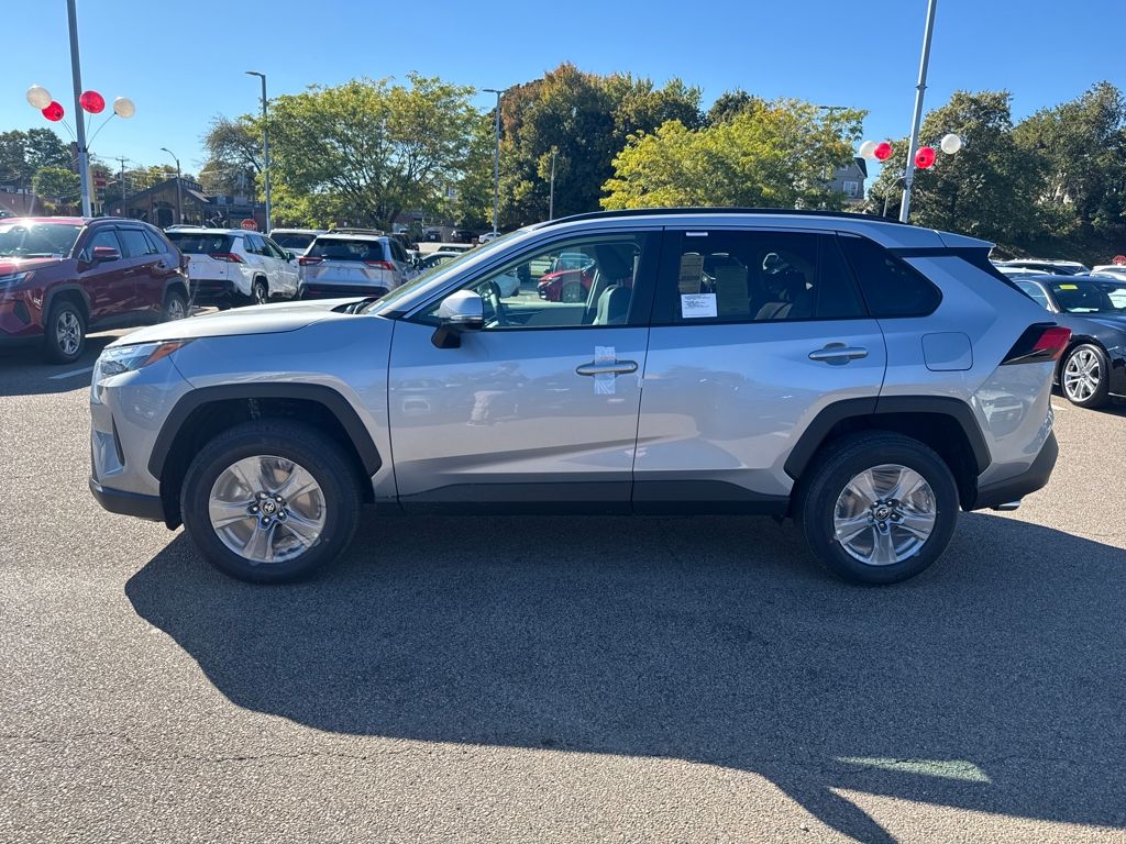 2025 Toyota RAV4 XLE photo 4