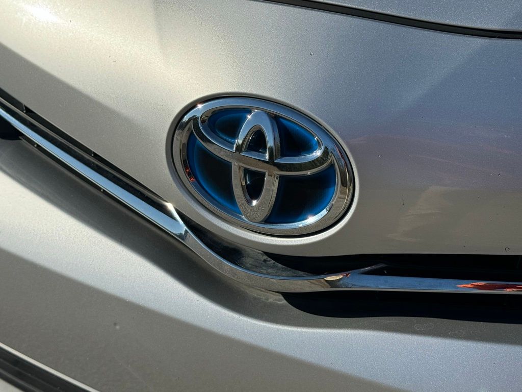 2013 Toyota Prius v Three 5