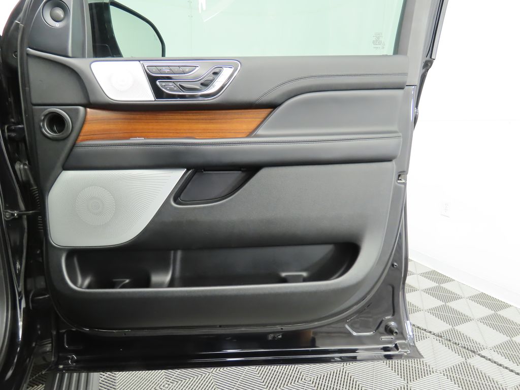Thumbnail: 2019 Lincoln Navigator - 26