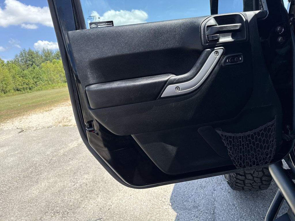 2017 Jeep Wrangler Sahara - 10