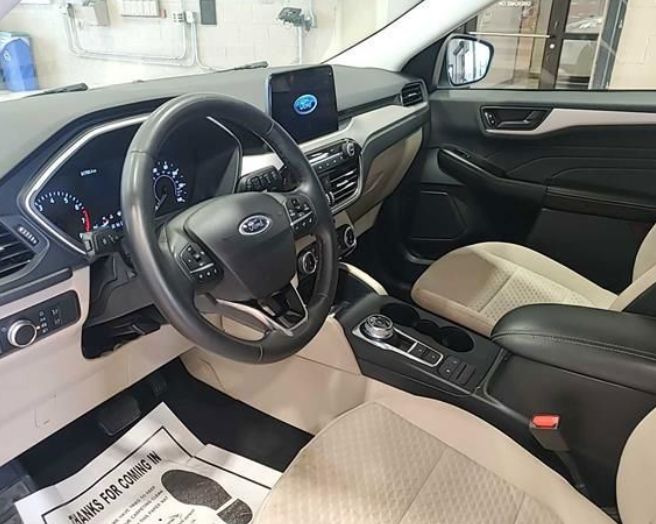 Used 2022 White Ford SE image 3