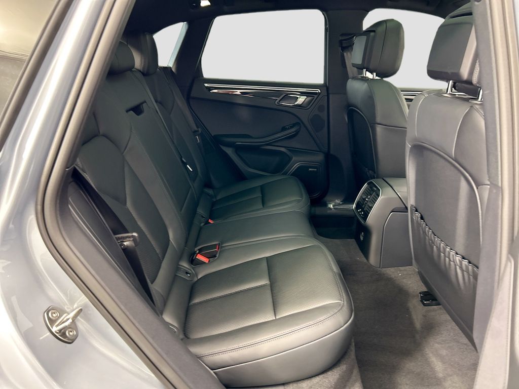 Thumbnail: 2026 Porsche Macan - 23