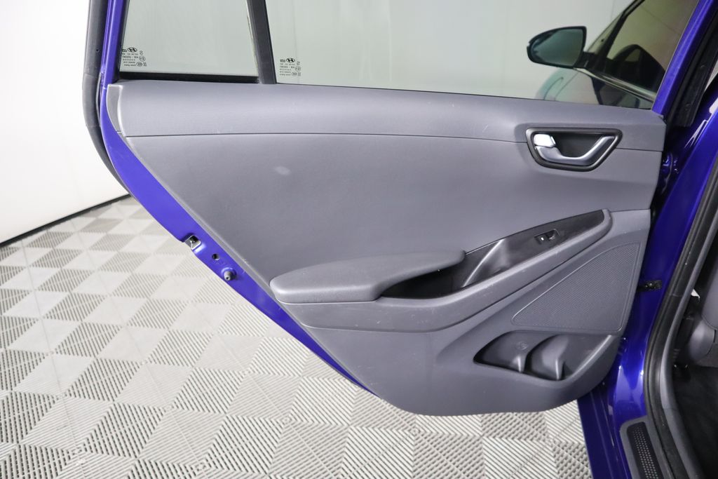 2019 Hyundai Ioniq SE 26