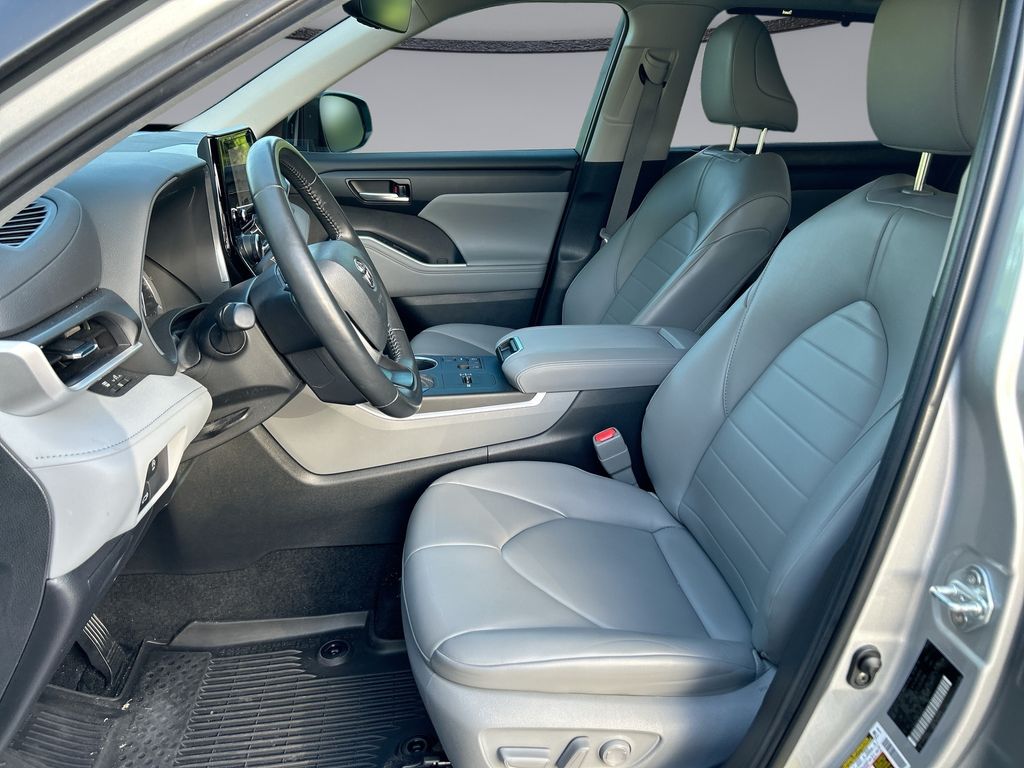 Thumbnail: 2023 Toyota Highlander - 11