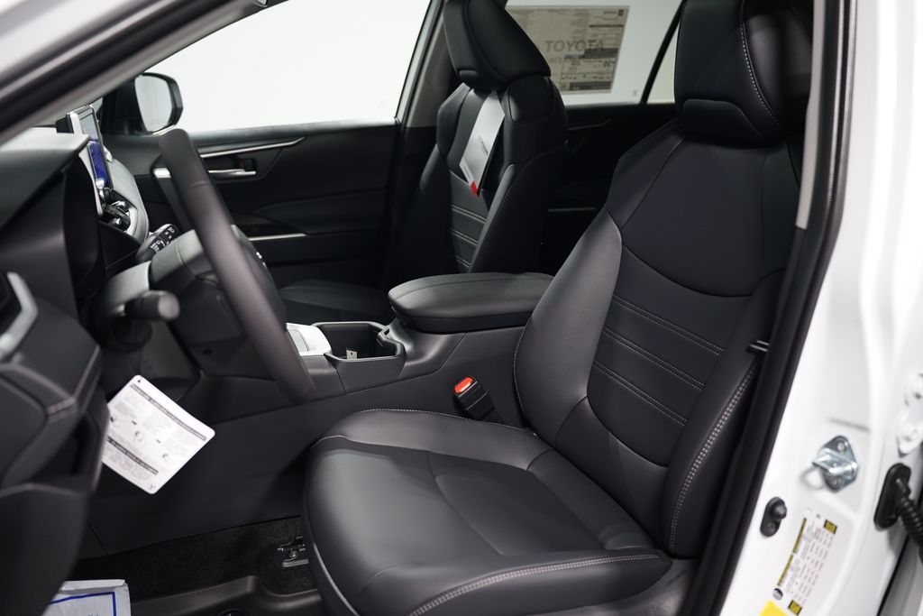 2025 Toyota RAV4 XLE Premium 27