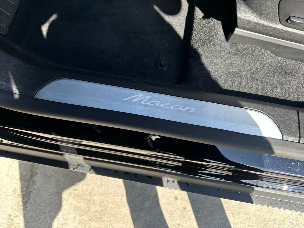 Thumbnail: 2026 Porsche Macan - 23