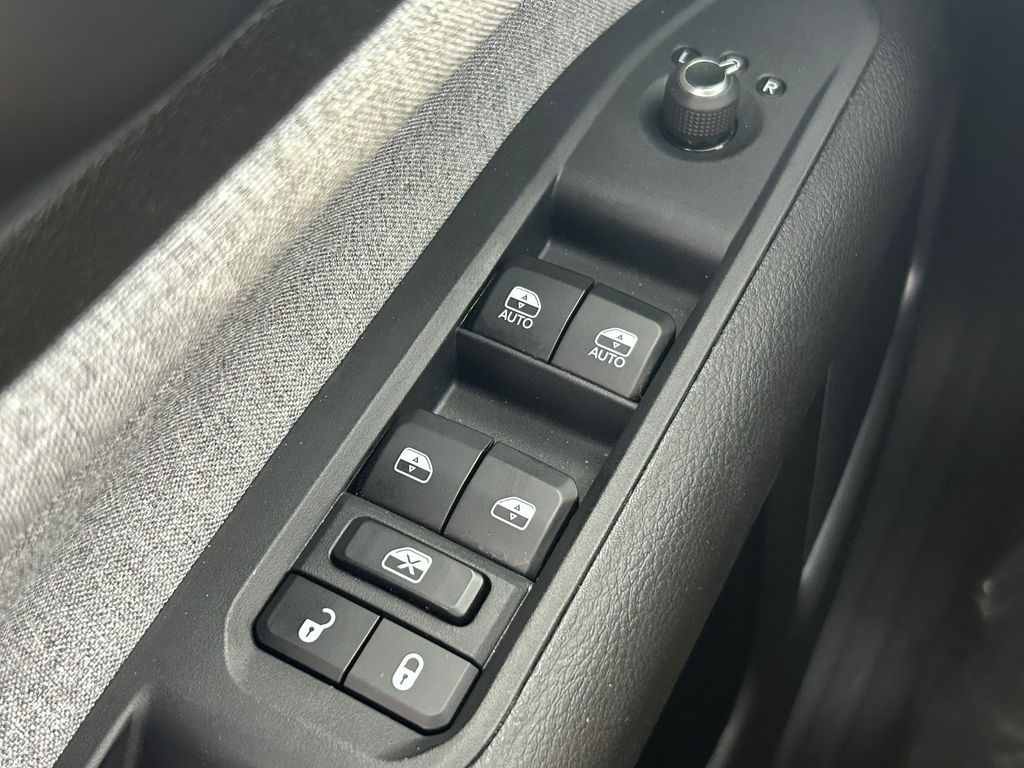 Used 2025 Silver Zynith Metallic Clearcoat Jeep Latitude image 13