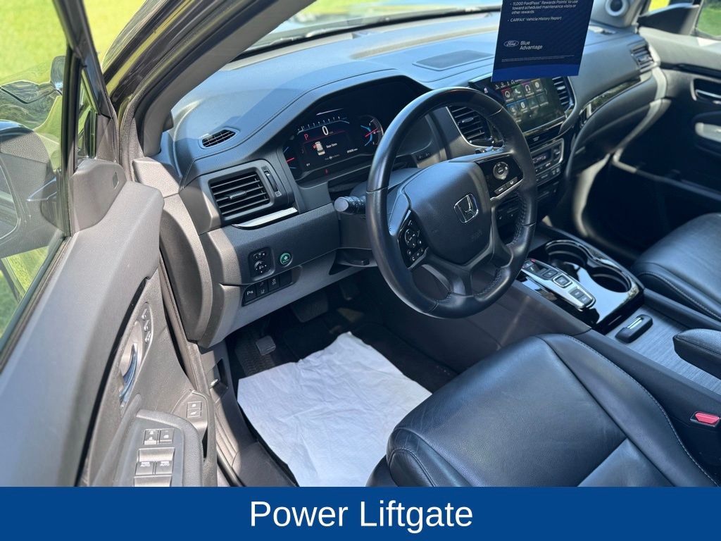 2020 Honda Pilot Touring w/Rear Captain's Chairs