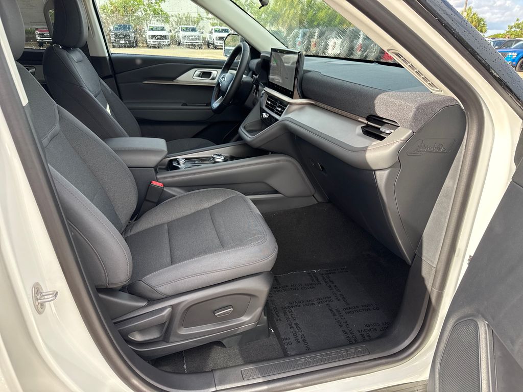 2025 Ford Explorer photo 16