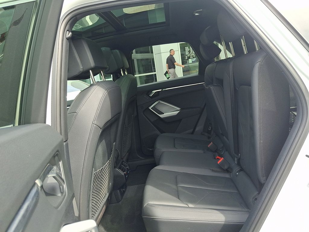 Thumbnail: 2023 Audi Q3 - 10