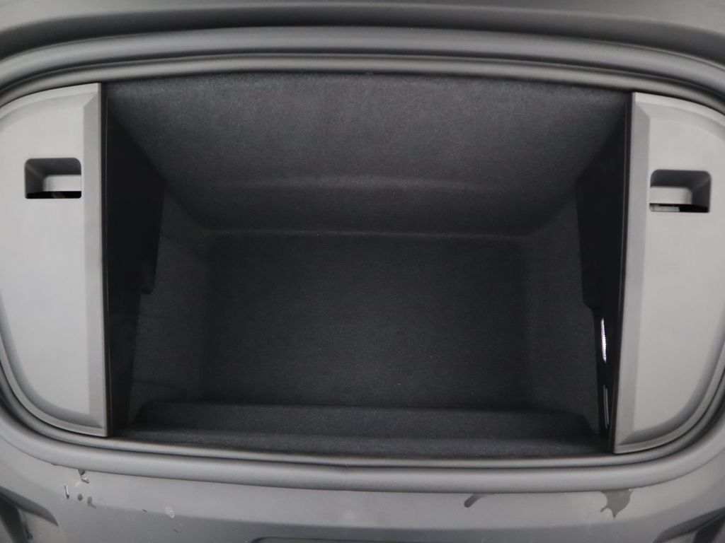 Thumbnail: 2025 Porsche Taycan - 32