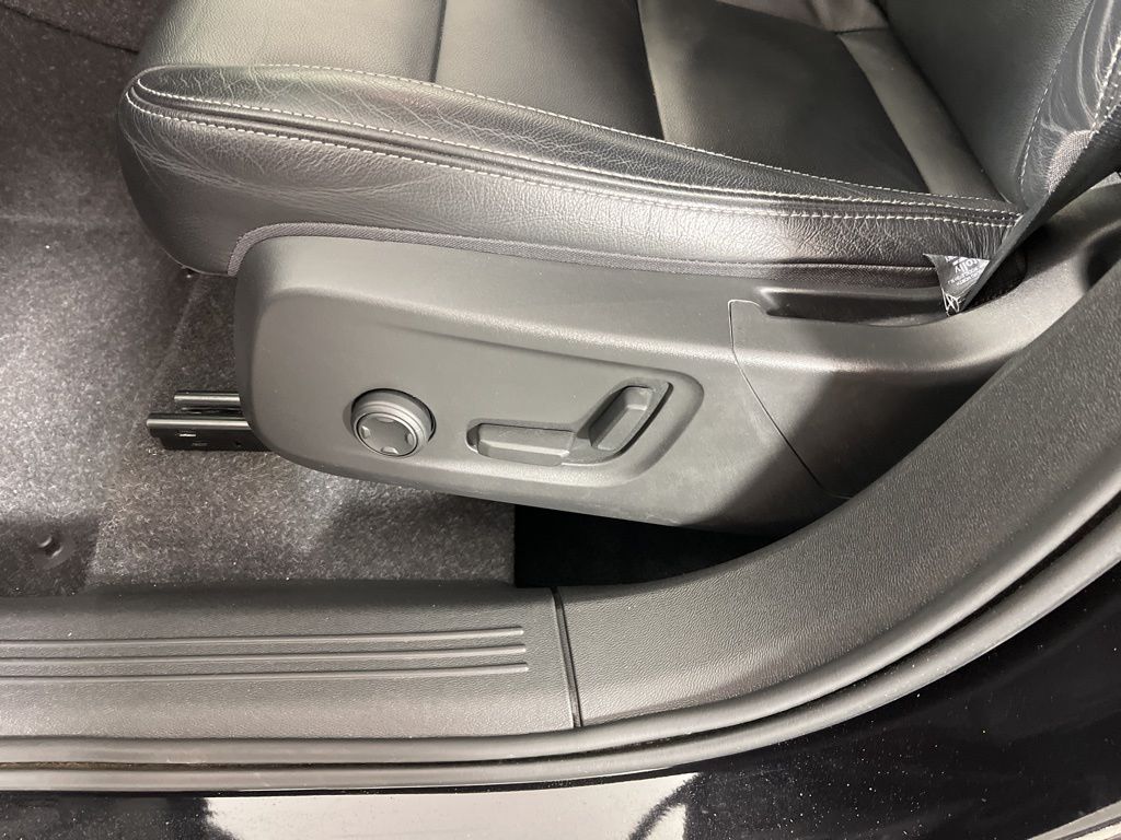 Thumbnail: 2022 Volvo XC40 - 26