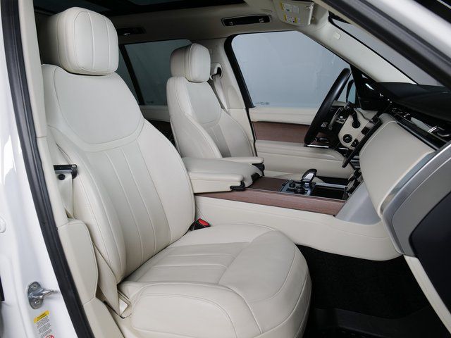 Used 2023 White Land Rover SE image 5