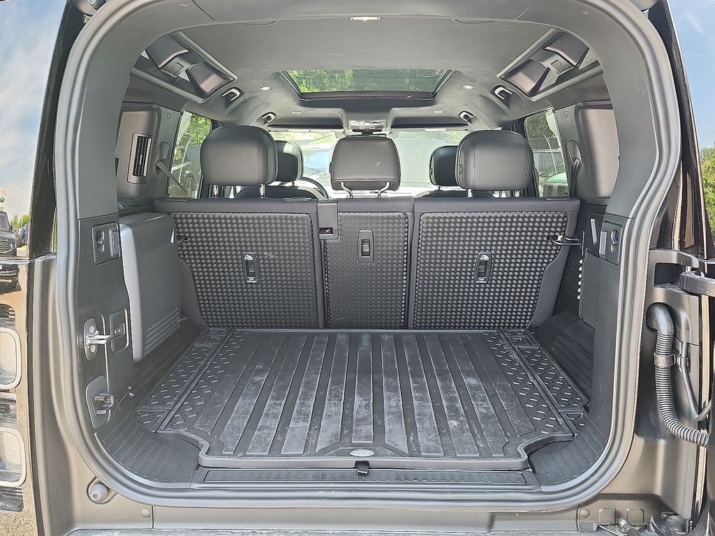 2025 Land Rover Defender 110 31
